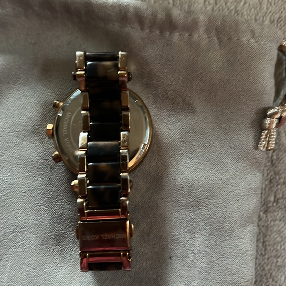 Michael Kors rose gold faux tortoise shell Round watch Needs battery & cleaning - Picture 3 of 8